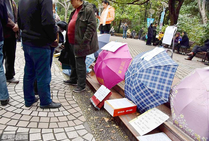 Cha mẹ TQ mang ô đến công viên xem mặt tìm bạn đời cho con